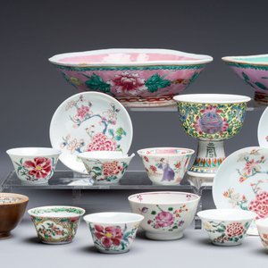 A collection of 28 Chinese famille rose wares, 18th C. and later — photo 3