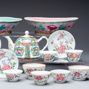 A collection of 28 Chinese famille rose wares, 18th C. and later — photo 4