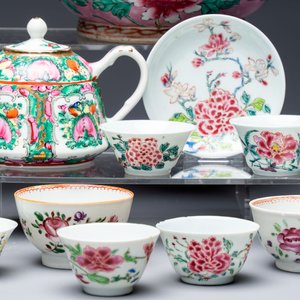A collection of 28 Chinese famille rose wares, 18th C. and later — photo 5