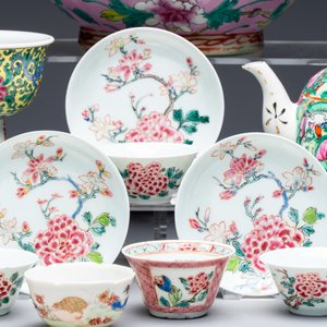 A collection of 28 Chinese famille rose wares, 18th C. and later — photo 6