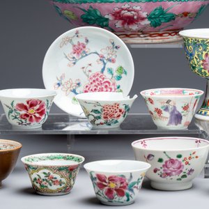 A collection of 28 Chinese famille rose wares, 18th C. and later — photo 7