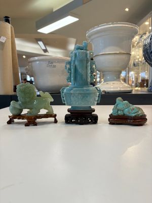 A collection of 28 Chinese jadeite, rock crystal, turquoise, agate and other hardstone carvings, 19/20th C. — photo 11