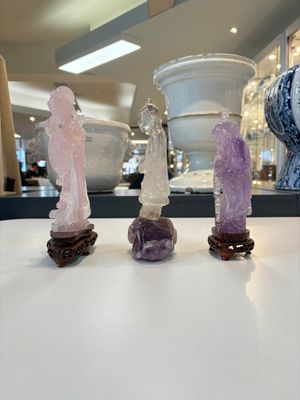 A collection of 28 Chinese jadeite, rock crystal, turquoise, agate and other hardstone carvings, 19/20th C. — photo 14