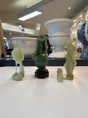 A collection of 28 Chinese jadeite, rock crystal, turquoise, agate and other hardstone carvings, 19/20th C. — photo 18