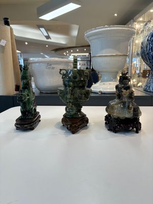 A collection of 28 Chinese jadeite, rock crystal, turquoise, agate and other hardstone carvings, 19/20th C. — photo 2