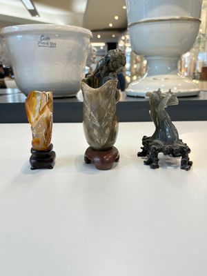 A collection of 28 Chinese jadeite, rock crystal, turquoise, agate and other hardstone carvings, 19/20th C. — photo 24