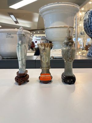 A collection of 28 Chinese jadeite, rock crystal, turquoise, agate and other hardstone carvings, 19/20th C. — photo 26