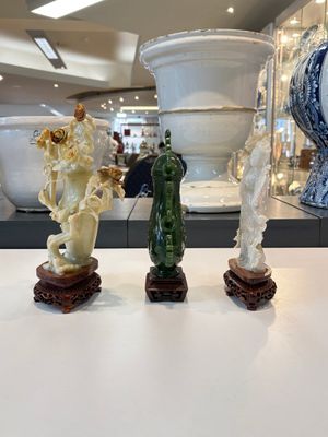 A collection of 28 Chinese jadeite, rock crystal, turquoise, agate and other hardstone carvings, 19/20th C. — photo 30