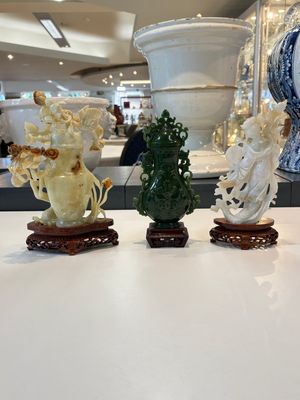 A collection of 28 Chinese jadeite, rock crystal, turquoise, agate and other hardstone carvings, 19/20th C. — photo 31