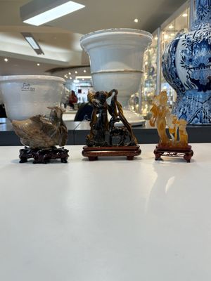 A collection of 28 Chinese jadeite, rock crystal, turquoise, agate and other hardstone carvings, 19/20th C. — photo 33
