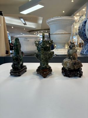 A collection of 28 Chinese jadeite, rock crystal, turquoise, agate and other hardstone carvings, 19/20th C. — photo 4