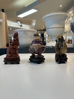 A collection of 28 Chinese jadeite, rock crystal, turquoise, agate and other hardstone carvings, 19/20th C. — photo 6