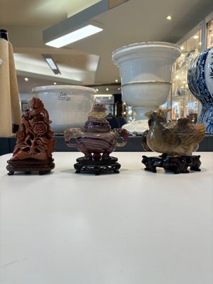 A collection of 28 Chinese jadeite, rock crystal, turquoise, agate and other hardstone carvings, 19/20th C. — photo 7