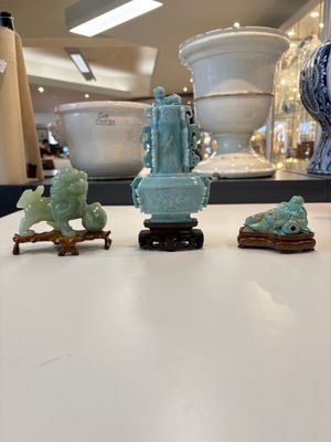 A collection of 28 Chinese jadeite, rock crystal, turquoise, agate and other hardstone carvings, 19/20th C. — photo 9