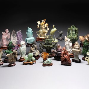 A collection of 28 Chinese jadeite, rock crystal, turquoise, agate and other hardstone carvings, 19/20th C. — photo 1