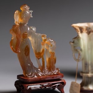 A collection of 28 Chinese jadeite, rock crystal, turquoise, agate and other hardstone carvings, 19/20th C. — photo 11
