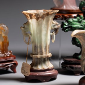 A collection of 28 Chinese jadeite, rock crystal, turquoise, agate and other hardstone carvings, 19/20th C. — photo 12