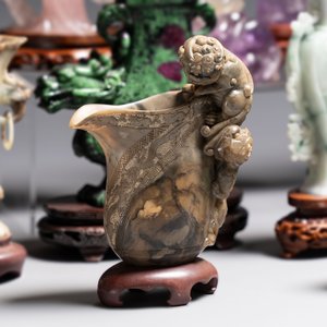 A collection of 28 Chinese jadeite, rock crystal, turquoise, agate and other hardstone carvings, 19/20th C. — photo 13