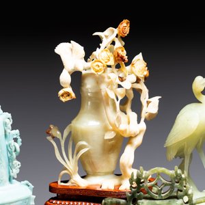 A collection of 28 Chinese jadeite, rock crystal, turquoise, agate and other hardstone carvings, 19/20th C. — photo 15