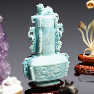 A collection of 28 Chinese jadeite, rock crystal, turquoise, agate and other hardstone carvings, 19/20th C. — photo 16