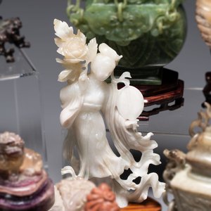 A collection of 28 Chinese jadeite, rock crystal, turquoise, agate and other hardstone carvings, 19/20th C. — photo 18