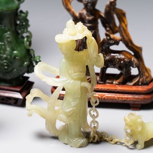 A collection of 28 Chinese jadeite, rock crystal, turquoise, agate and other hardstone carvings, 19/20th C. — photo 19