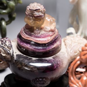 A collection of 28 Chinese jadeite, rock crystal, turquoise, agate and other hardstone carvings, 19/20th C. — photo 20