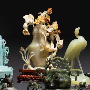 A collection of 28 Chinese jadeite, rock crystal, turquoise, agate and other hardstone carvings, 19/20th C. — photo 2