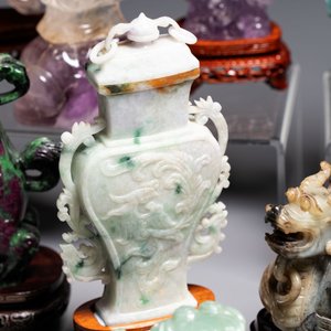 A collection of 28 Chinese jadeite, rock crystal, turquoise, agate and other hardstone carvings, 19/20th C. — photo 23