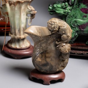 A collection of 28 Chinese jadeite, rock crystal, turquoise, agate and other hardstone carvings, 19/20th C. — photo 24
