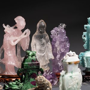 A collection of 28 Chinese jadeite, rock crystal, turquoise, agate and other hardstone carvings, 19/20th C. — photo 3