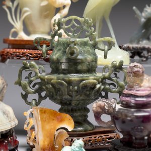 A collection of 28 Chinese jadeite, rock crystal, turquoise, agate and other hardstone carvings, 19/20th C. — photo 6
