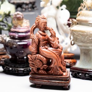A collection of 28 Chinese jadeite, rock crystal, turquoise, agate and other hardstone carvings, 19/20th C. — photo 7