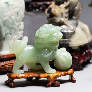 A collection of 28 Chinese jadeite, rock crystal, turquoise, agate and other hardstone carvings, 19/20th C. — photo 10