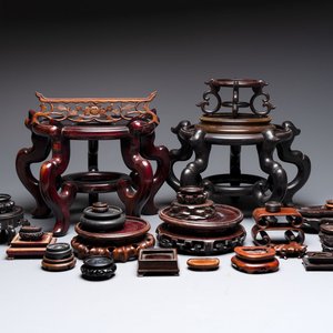 A collection of 30 Chinese wooden stands, 19/20th C. — foto 1