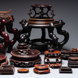 A collection of 30 Chinese wooden stands, 19/20th C. — foto 3