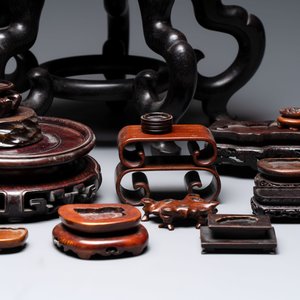 A collection of 30 Chinese wooden stands, 19/20th C. — foto 4