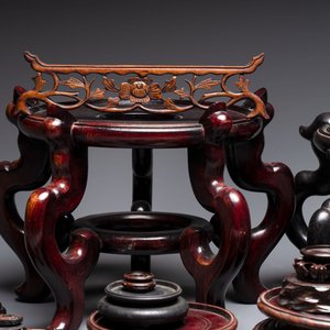 A collection of 30 Chinese wooden stands, 19/20th C. — foto 7