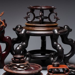 A collection of 30 Chinese wooden stands, 19/20th C. — foto 8