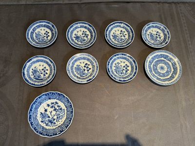 A collection of 32 pieces Chinese blue and white cups, saucers and covers with floral design, Qianlong — photo 1
