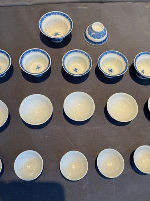 A collection of 32 pieces Chinese blue and white cups, saucers and covers with floral design, Qianlong — photo 11