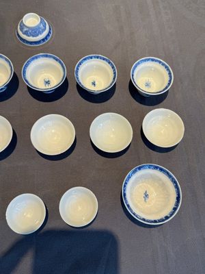 A collection of 32 pieces Chinese blue and white cups, saucers and covers with floral design, Qianlong — photo 12