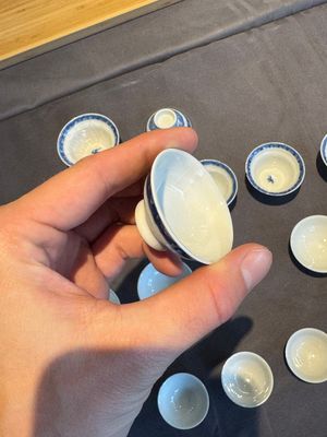 A collection of 32 pieces Chinese blue and white cups, saucers and covers with floral design, Qianlong — photo 13