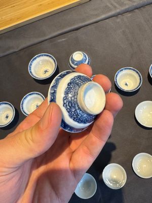 A collection of 32 pieces Chinese blue and white cups, saucers and covers with floral design, Qianlong — photo 14