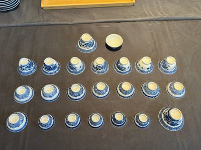 A collection of 32 pieces Chinese blue and white cups, saucers and covers with floral design, Qianlong — photo 15