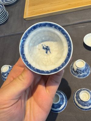 A collection of 32 pieces Chinese blue and white cups, saucers and covers with floral design, Qianlong — photo 16