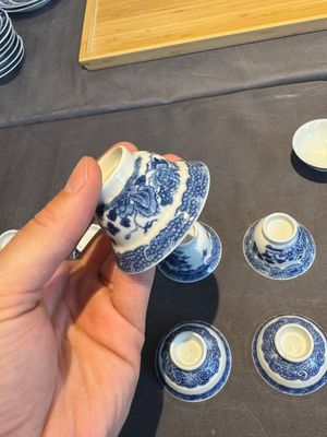 A collection of 32 pieces Chinese blue and white cups, saucers and covers with floral design, Qianlong — photo 17