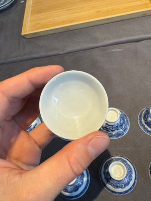 A collection of 32 pieces Chinese blue and white cups, saucers and covers with floral design, Qianlong — photo 18