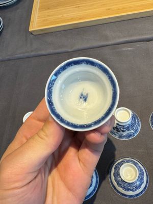 A collection of 32 pieces Chinese blue and white cups, saucers and covers with floral design, Qianlong — photo 20