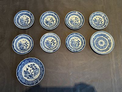 A collection of 32 pieces Chinese blue and white cups, saucers and covers with floral design, Qianlong — photo 2